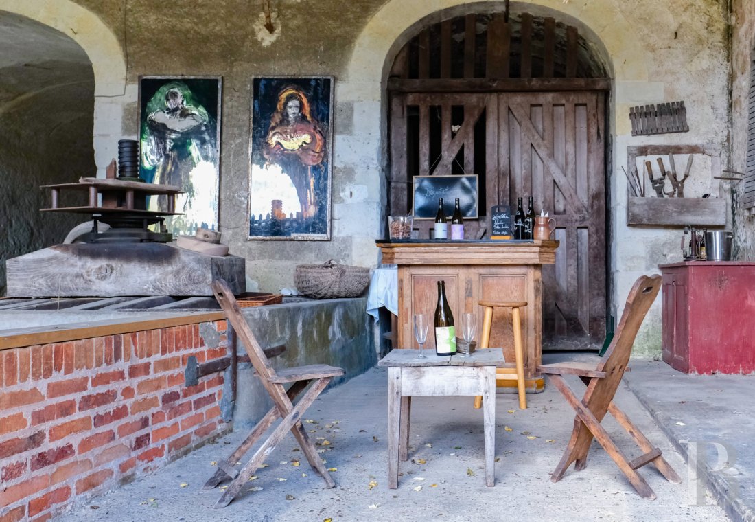 A artists' house with a cluster of small houses on the way to Le Mans - photo  n°49
